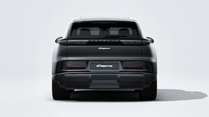 מראה חיצוני של ה-Cayenne Electric, מראה את החלק האחורי של המכונית