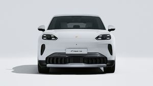 מראה חיצוני של ה-Cayenne S Electric, מראה את חזית המכונית