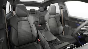 תצוגת פנים המראה את המושבים הקדמיים של ה-Cayenne Turbo Electric