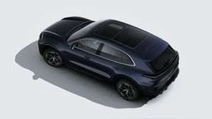 מבט חיצוני של ה-Cayenne Turbo Electric מלמעלה