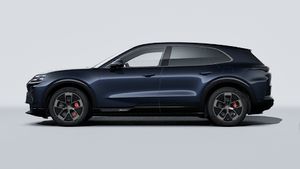 מראה חיצוני של ה-Cayenne Turbo Electric, מראה את הצד השמאלי של המכונית