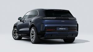 מראה חיצוני של ה-Cayenne Turbo Electric, מראה את הצד האחורי-שמאלי של המכונית