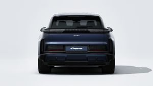 מראה חיצוני של ה-Cayenne Turbo Electric, מראה את החלק האחורי של המכונית