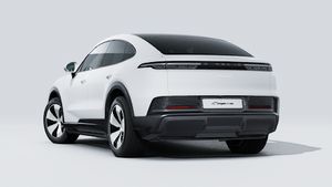מראה חיצוני של ה-Cayenne Coupé Electric, מראה את הצד האחורי-שמאלי של המכונית