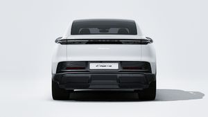 מראה חיצוני של ה-Cayenne Coupé Electric, מראה את החלק האחורי של המכונית