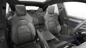 תצוגת פנים המראה את המושבים הקדמיים של ה-Cayenne S Coupé Electric