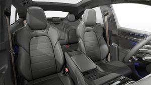 תצוגת פנים המראה את המושבים הקדמיים של ה-Cayenne Turbo Coupé Electric