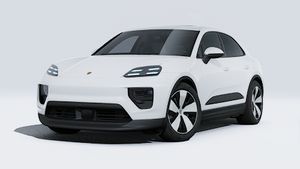 מבט חיצוני על ה-Macan 4 , מראה את הצד הקדמי והשמאלי של המכונית