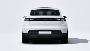 מראה חיצוני של ה-Macan 4, מראה את החלק האחורי של המכונית