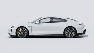 מראה חיצוני של ה-Taycan Turbo S, מראה את הצד השמאלי של המכונית