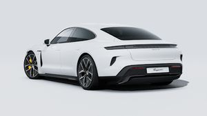 מראה חיצוני של ה-Taycan Turbo S, מראה את הצד האחורי-שמאלי של המכונית