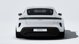 מראה חיצוני של ה-Taycan Turbo S, מראה את החלק האחורי של המכונית