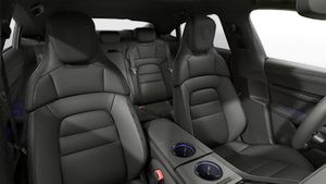 תצוגת פנים המראה את המושבים הקדמיים של ה-Taycan 4S Black Edition