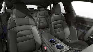 תצוגת פנים המראה את המושבים הקדמיים של ה-Taycan 4 Cross Turismo