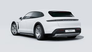 מראה חיצוני של ה-Taycan 4 Cross Turismo, מראה את הצד האחורי-שמאלי של המכונית