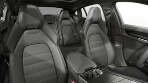 תצוגת פנים המראה את המושבים הקדמיים של ה-Panamera 4
