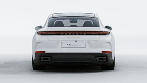 מראה חיצוני של ה-Panamera 4, מראה את החלק האחורי של המכונית