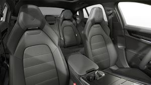 תצוגת פנים המראה את המושבים הקדמיים של ה-Panamera 4 E-Hybrid