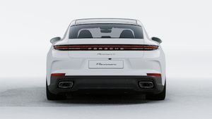מראה חיצוני של ה-Panamera 4 E-Hybrid, מראה את החלק האחורי של המכונית