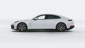 מראה חיצוני של ה-Panamera 4S E-Hybrid, מראה את הצד השמאלי של המכונית