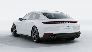 מראה חיצוני של ה-Panamera 4S E-Hybrid, מראה את הצד האחורי-שמאלי של המכונית