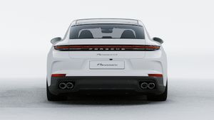 מראה חיצוני של ה-Panamera 4S E-Hybrid, מראה את החלק האחורי של המכונית