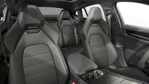 תצוגת פנים המראה את המושבים הקדמיים של ה-Panamera Turbo E-Hybrid