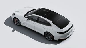 מבט חיצוני של ה-Panamera Turbo E-Hybrid מלמעלה