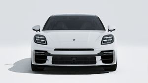 מראה חיצוני של ה-Panamera Turbo E-Hybrid, מראה את חזית המכונית