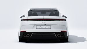 מראה חיצוני של ה-Panamera Turbo E-Hybrid, מראה את החלק האחורי של המכונית