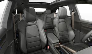 Interior view showing the front seats of Macan Turbo