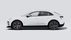 Exterior view of Macan Turbo showing the left side of the car