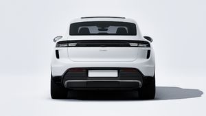 Exterior view of Macan Turbo showing the rear of the car