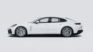 Exterior view of Panamera 4 E-Hybrid showing the left side of the car