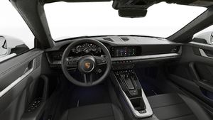 Vista interna che mostra il volante e la plancia di 911 Carrera S Cabriolet