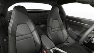 Vista interna dei sedili anteriori di 911 Targa 4S