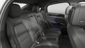 Vista dell'interno di Cayenne S E-Hybrid Coupé Black Edition