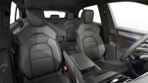 Vista interna dei sedili anteriori di Cayenne S Electric