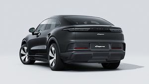 Vista esterna di Cayenne Coupé Electric che mostra la parte posteriore e il lato sinistro della vettura