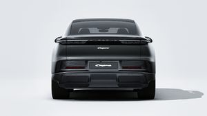 Vista esterna di Cayenne Coupé Electric che mostra la parte posteriore della vettura