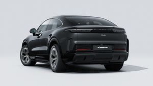Vista esterna di Cayenne Turbo Coupé Electric che mostra la parte posteriore e il lato sinistro della vettura
