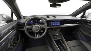 Vista interna che mostra il volante e la plancia di Macan Turbo