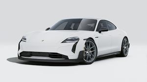 Vista esterna di Taycan Turbo GT che mostra la parte anteriore e il lato sinistro della vettura