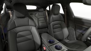 Vista interna dei sedili anteriori di Taycan Turbo Sport Turismo