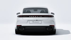 Vista esterna di Panamera 4 E-Hybrid che mostra la parte posteriore della vettura