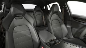 Vista interna dei sedili anteriori di Panamera Turbo E-Hybrid