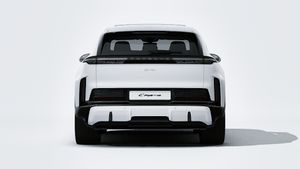 Exterior view of Cayenne Turbo Electric showing the rear of the car