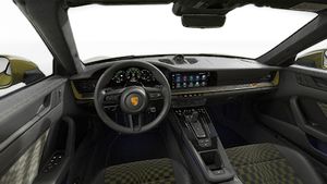 のステアリングホイールとダッシュボードを示す室内図。 911 Spirit 70
