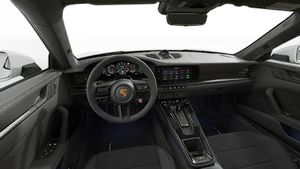 のステアリングホイールとダッシュボードを示す室内図。 911 Carrera 4 GTS