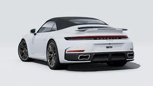 車の後部と左側を示す 911 Turbo S Cabriolet の外観。